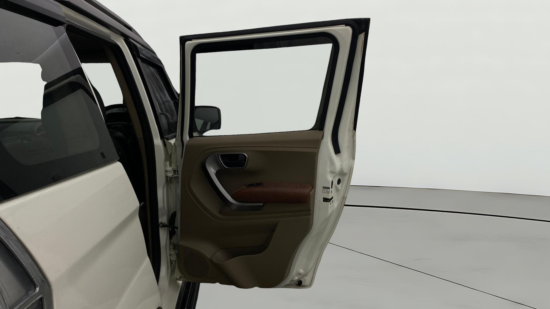View 2019 Mahindra TUV300 T10 100HP Image 7 Used 2019 Mahindra TUV300 T10 100HP Image 7