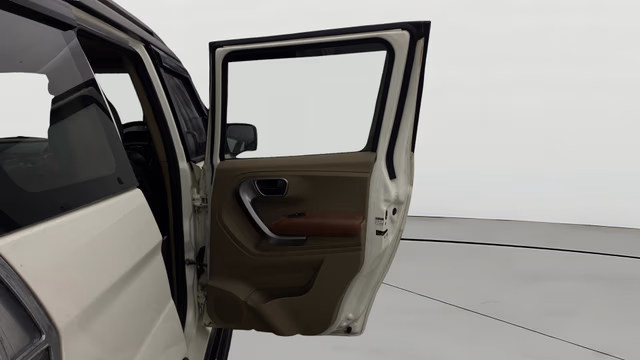 View Mahindra TUV300 Image 7 Used Mahindra TUV300 Image 7