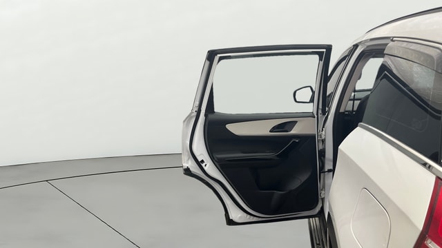 View Mahindra XUV700 Image 14 Used Mahindra XUV700 Image 14