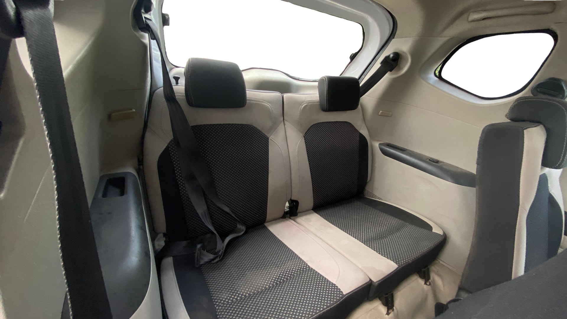 View 2019 Renault Triber RXZ Image 13 Used 2019 Renault Triber RXZ Image 13
