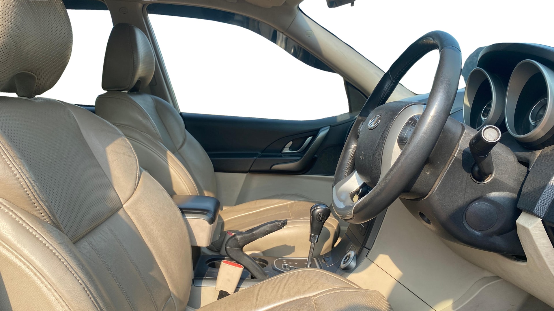 View 2017 Mahindra XUV500 W10 1.99-Litre AT Image 19 Used 2017 Mahindra XUV500 W10 1.99-Litre AT Image 19
