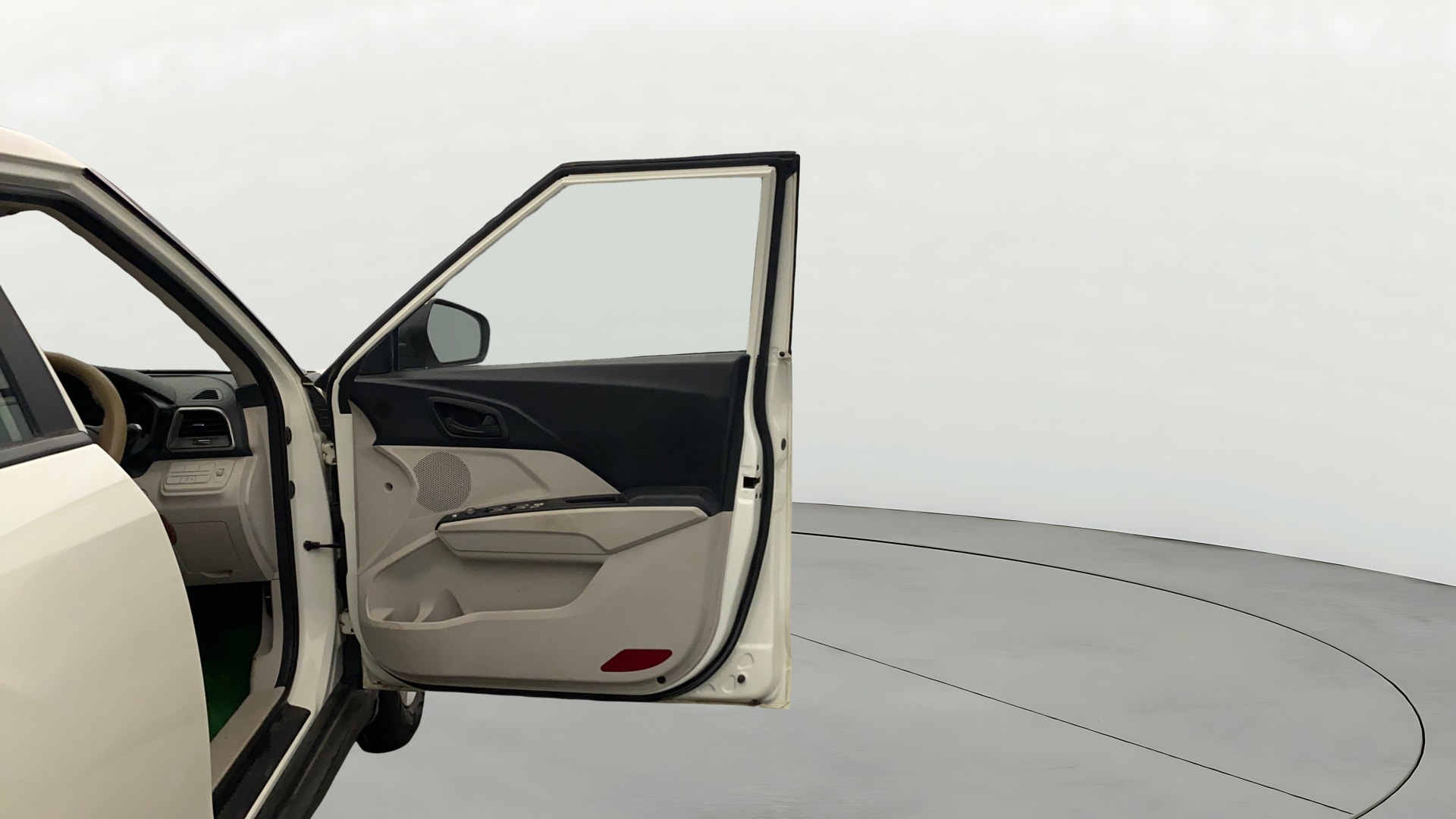 View 2020 Mahindra XUV300 W4 Petrol BS IV Image 43 Used 2020 Mahindra XUV300 W4 Petrol BS IV Image 43