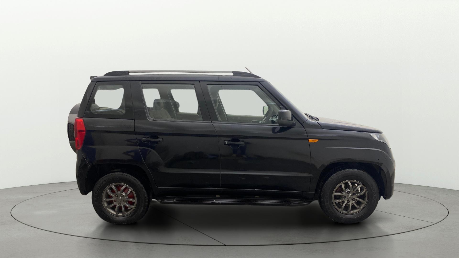 View 2018 Mahindra TUV300 T10 100HP AMT Image 8 Used 2018 Mahindra TUV300 T10 100HP AMT Image 8