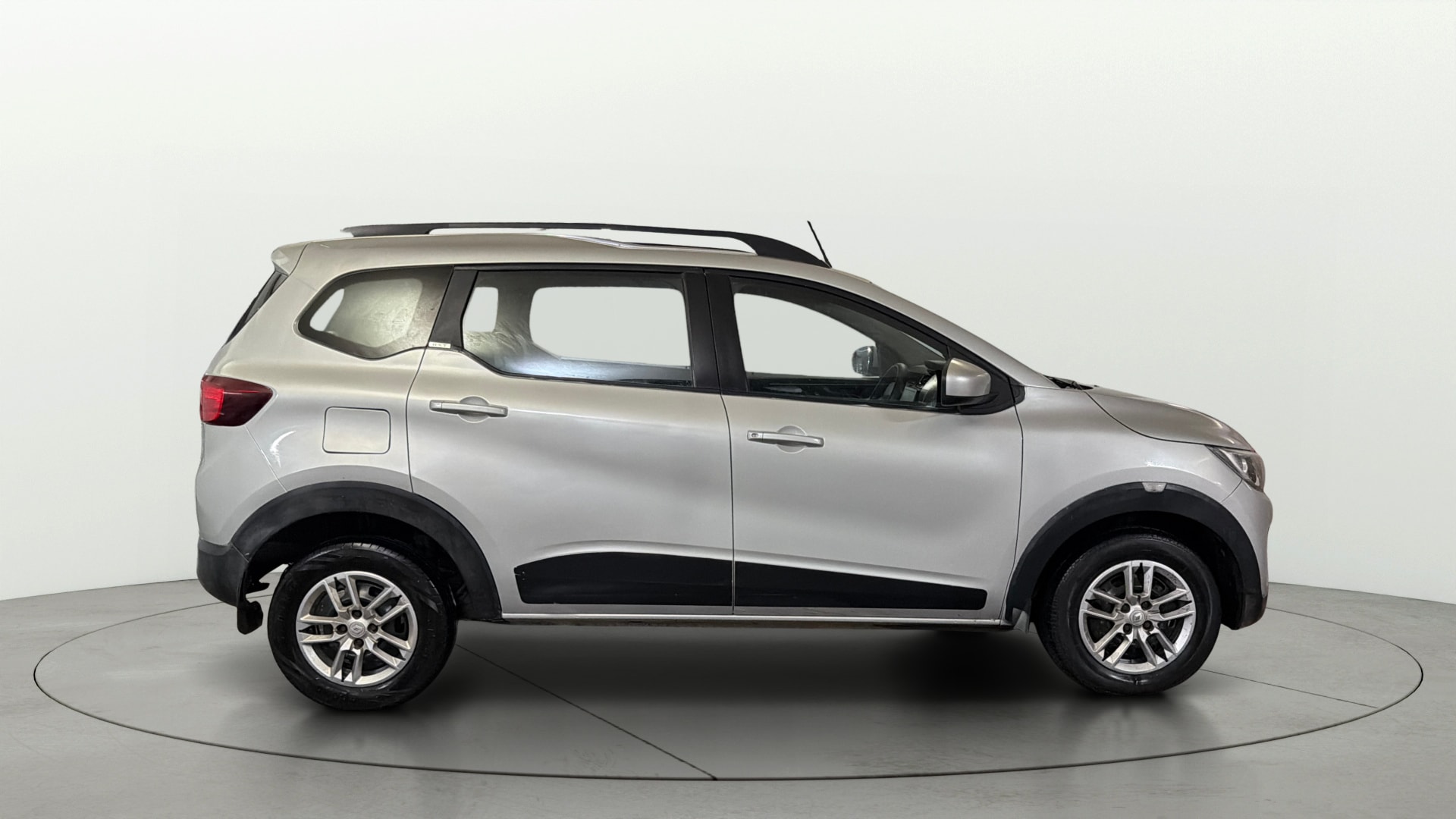 View 2019 Renault Triber RXT Image 8 Used 2019 Renault Triber RXT Image 8
