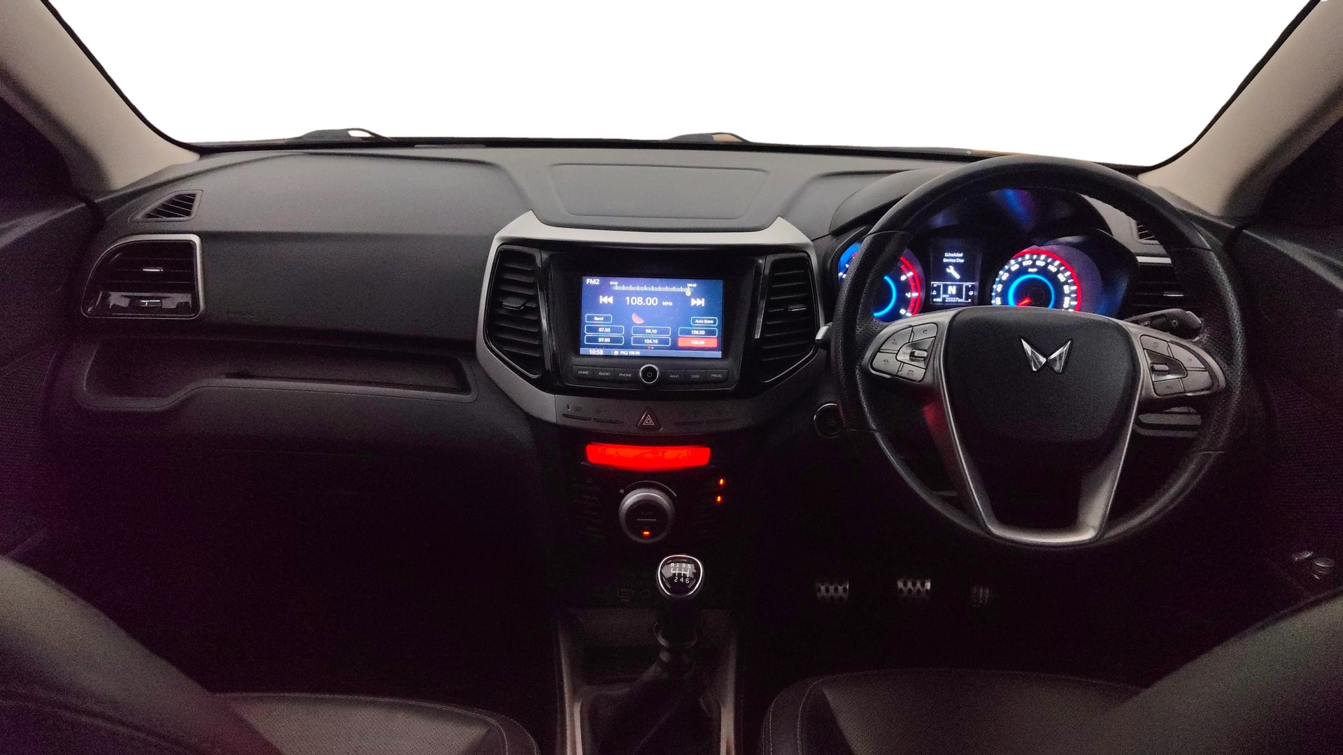 View 2025 Mahindra XUV300 W4 Petrol BS IV Image 16 Used 2025 Mahindra XUV300 W4 Petrol BS IV Image 16