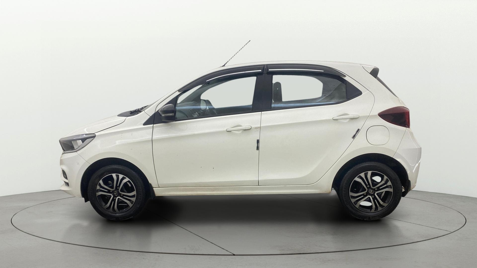 View 2022 Tata Tiago Revotorq XB Image 5 Used 2022 Tata Tiago Revotorq XB Image 5