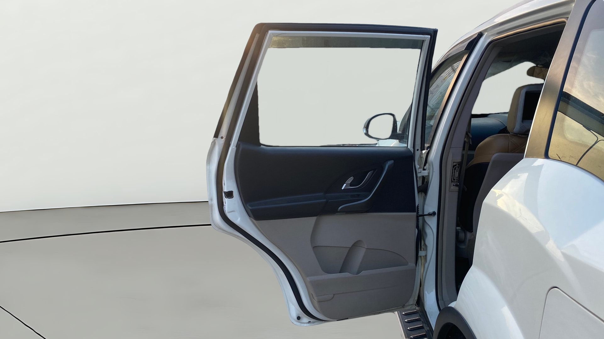 View 2018 Mahindra XUV500 G AT Image 24 Used 2018 Mahindra XUV500 G AT Image 24