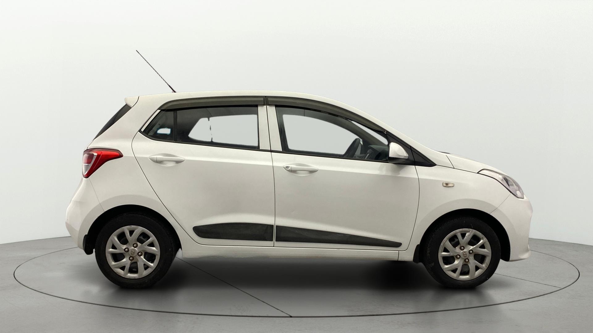 View 2017 Hyundai Grand i10 Sportz 1.2 Kappa Image 8 Used 2017 Hyundai Grand i10 Sportz 1.2 Kappa Image 8