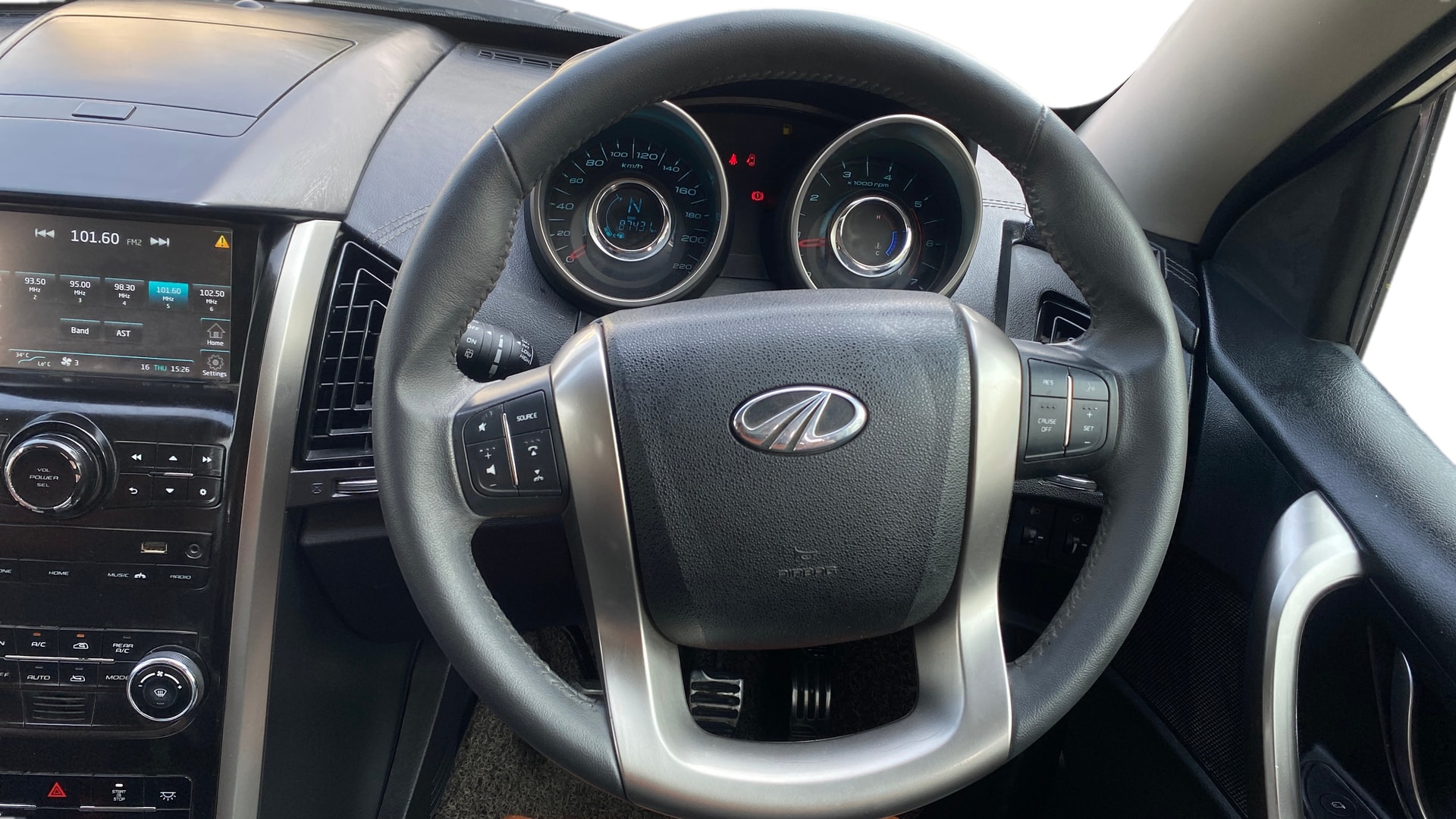 View 2021 Mahindra XUV500 W11 Image 14 Used 2021 Mahindra XUV500 W11 Image 14
