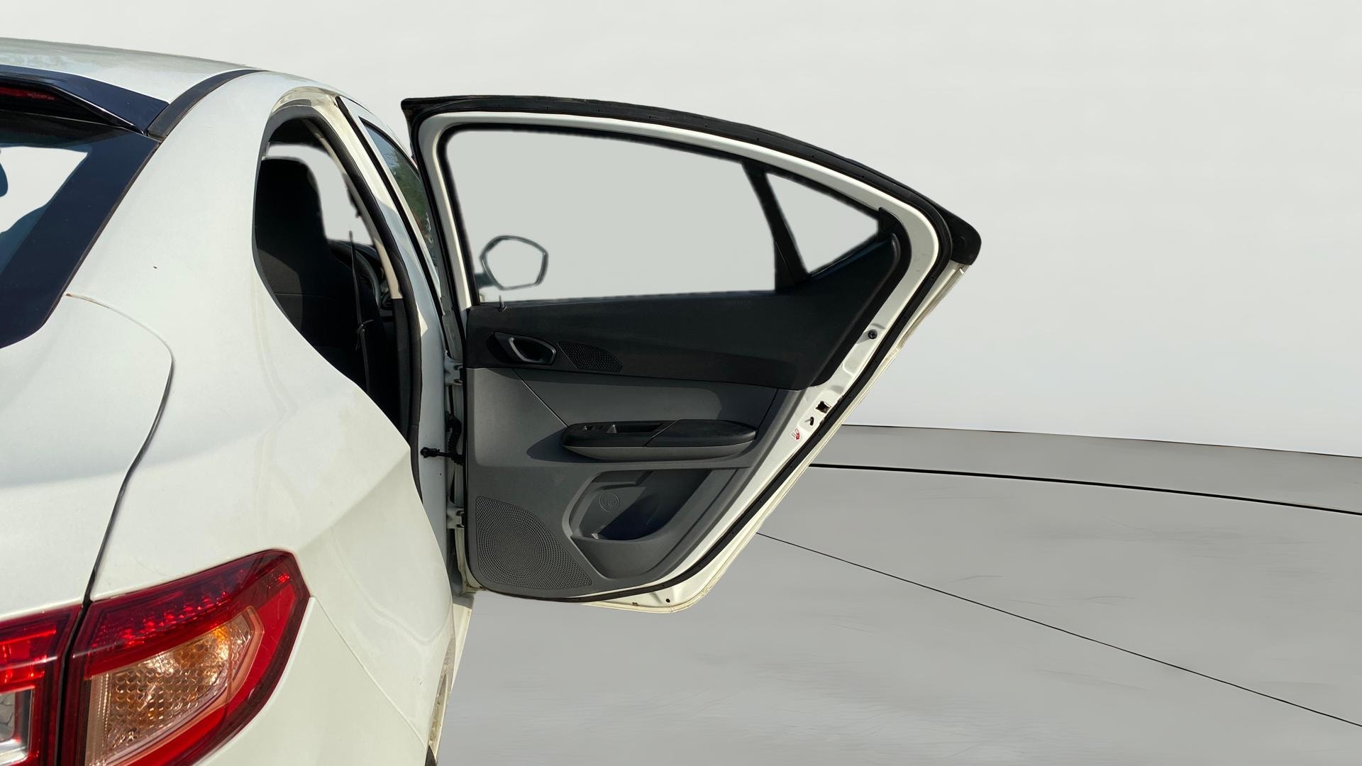 View 2018 Tata Tigor XE Diesel Image 7 Used 2018 Tata Tigor XE Diesel Image 7