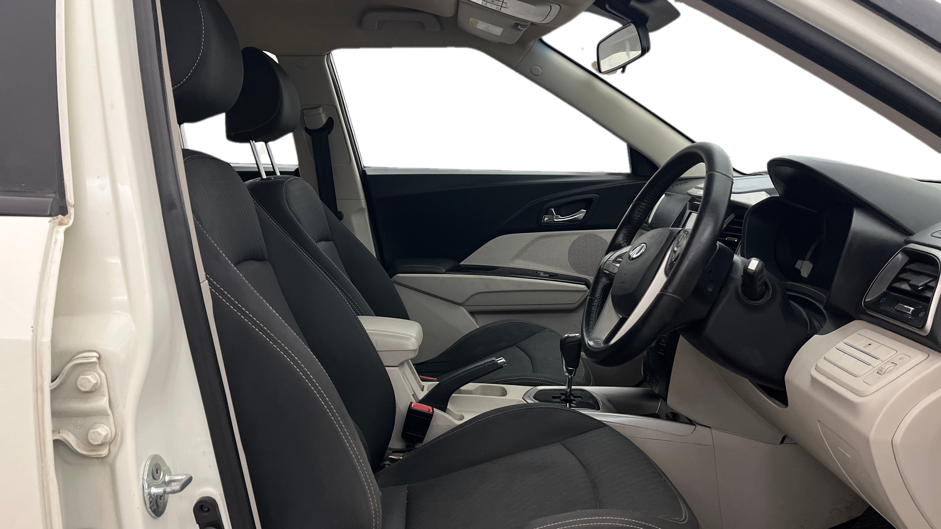 View 2019 Mahindra XUV300 W4 Petrol BS IV Image 27 Used 2019 Mahindra XUV300 W4 Petrol BS IV Image 27
