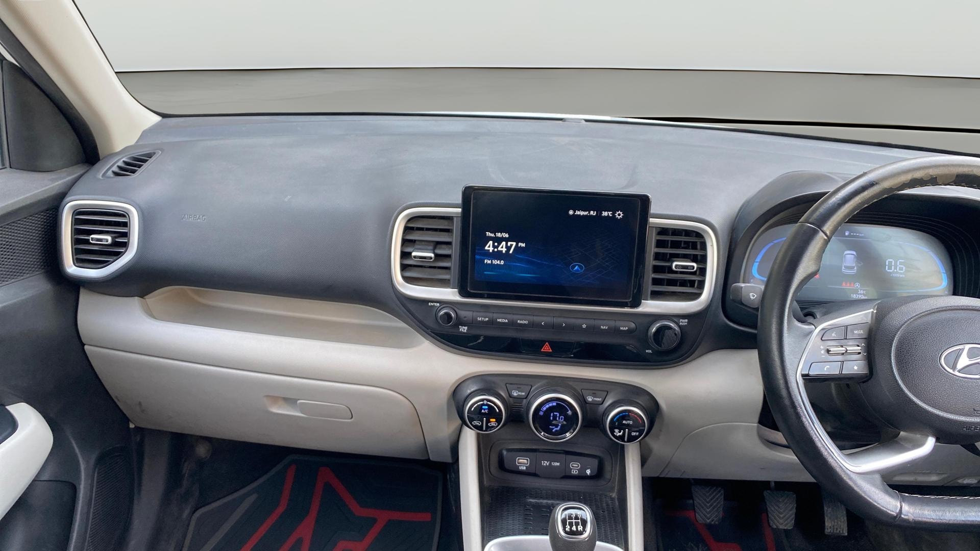 View 2024 Hyundai Venue SX 1.2 Petrol MT Image 18 Used 2024 Hyundai Venue SX 1.2 Petrol MT Image 18