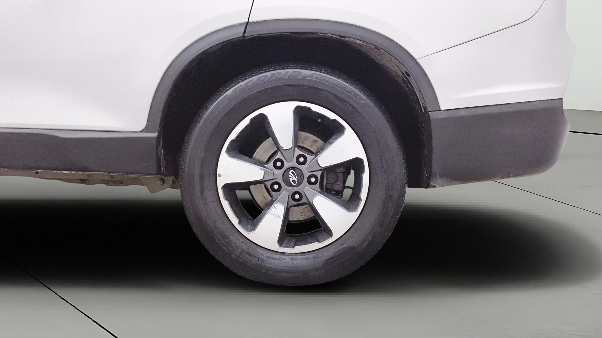 View 2019 Mahindra Alturas G4 4WD AT Image 8 Used 2019 Mahindra Alturas G4 4WD AT Image 8