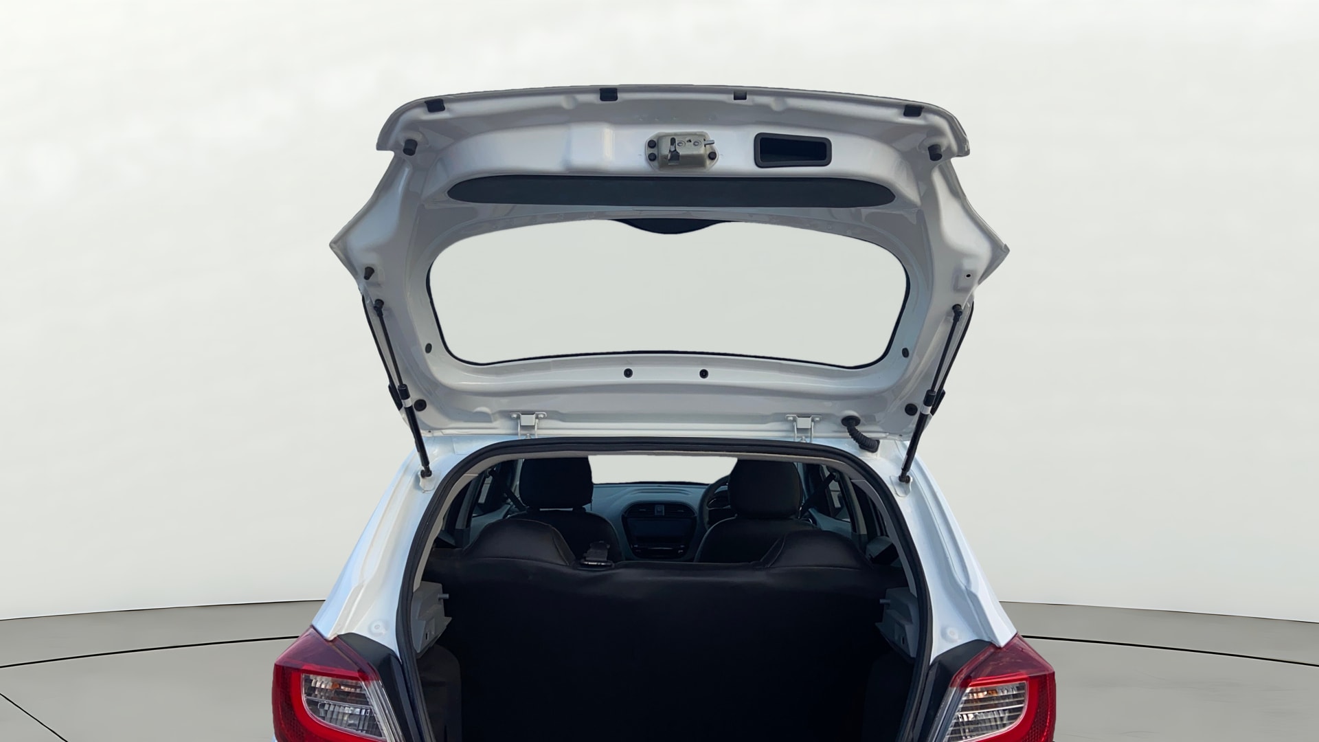 View 2026 Tata Tiago Revotorq XB Image 16 Used 2026 Tata Tiago Revotorq XB Image 16