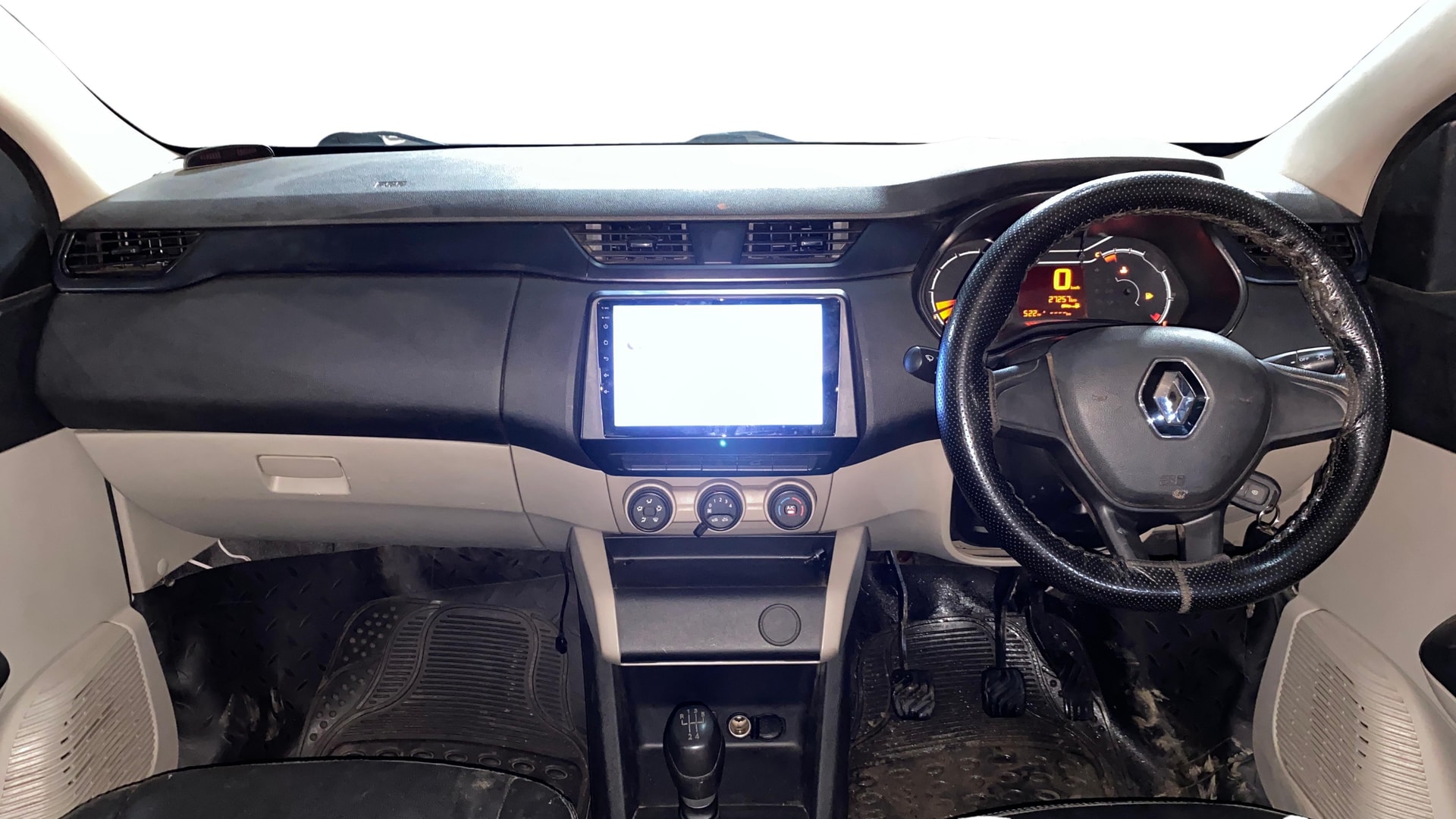 View 2020 Renault Triber RXE Image 16 Used 2020 Renault Triber RXE Image 16