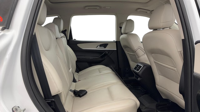 View Mahindra XUV700 Image 38 Used Mahindra XUV700 Image 38