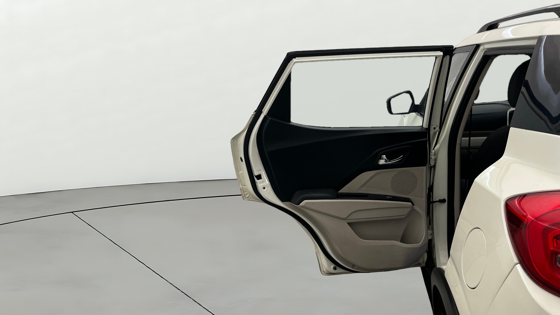 View 2019 Mahindra XUV300 W4 Petrol BS IV Image 23 Used 2019 Mahindra XUV300 W4 Petrol BS IV Image 23
