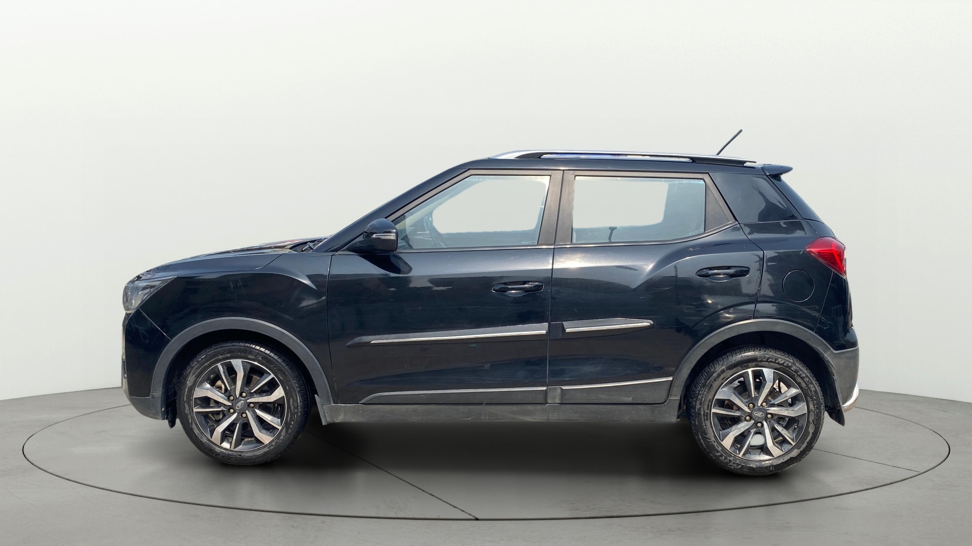 View 2019 Mahindra XUV300 W4 Petrol BS IV Image 6 Used 2019 Mahindra XUV300 W4 Petrol BS IV Image 6