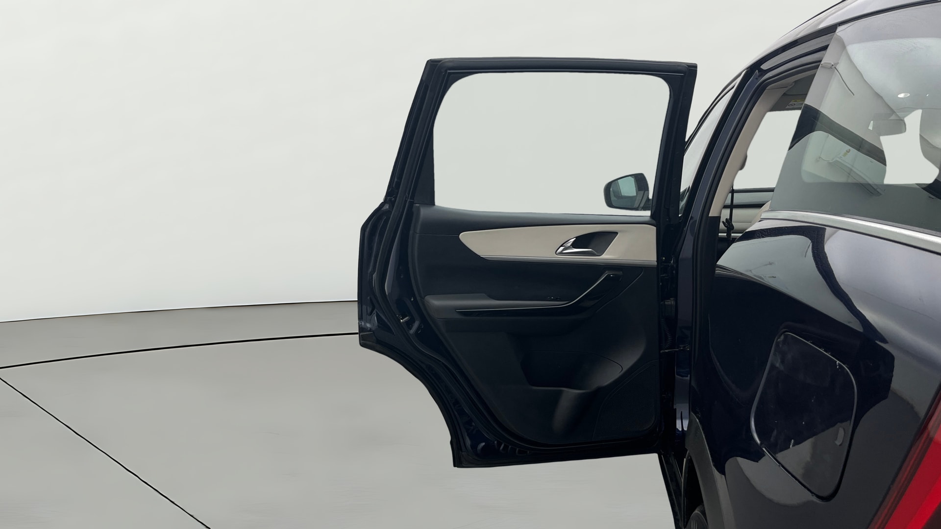 View 2022 Mahindra XUV700 MX Petrol 5 STR Image 16 Used 2022 Mahindra XUV700 MX Petrol 5 STR Image 16