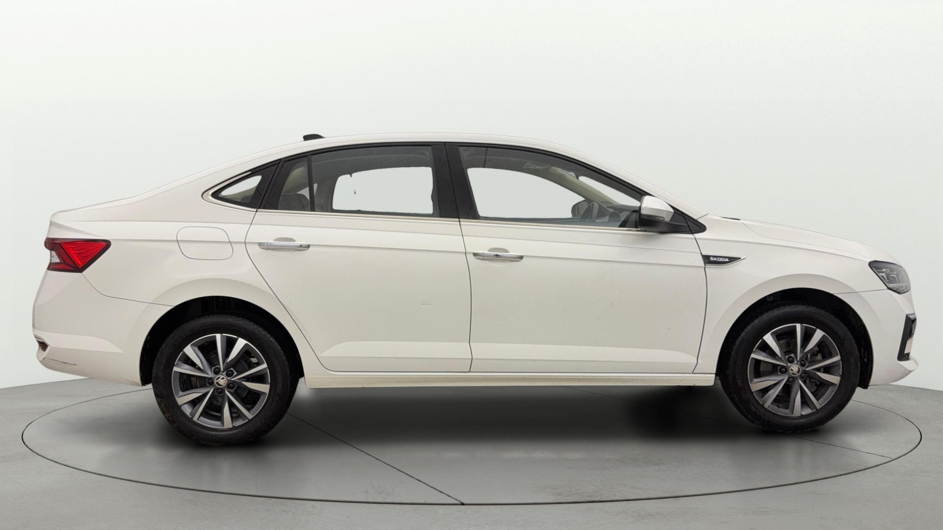 View 2022 Skoda Slavia Style 1.0 TSI MT Image 9 Used 2022 Skoda Slavia Style 1.0 TSI MT Image 9