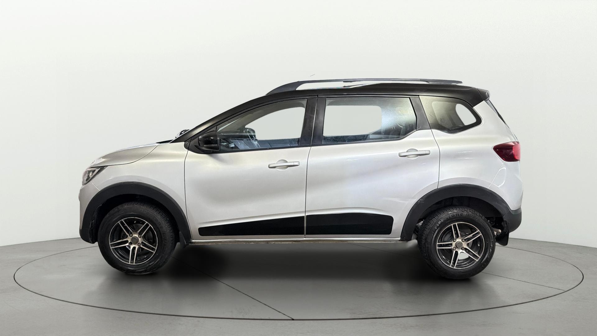 View 2022 Renault Triber RXT Image 5 Used 2022 Renault Triber RXT Image 5
