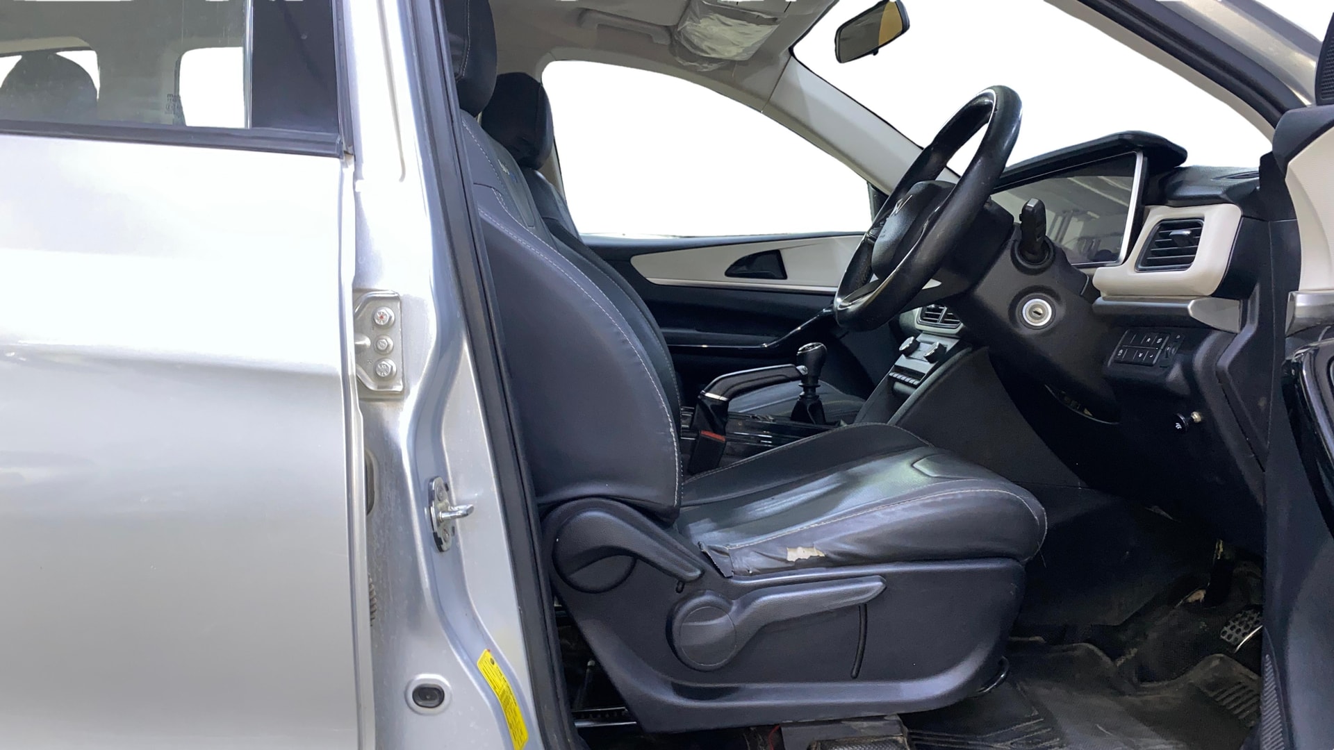 View 2022 Mahindra XUV700 MX Petrol 5 STR Image 27 Used 2022 Mahindra XUV700 MX Petrol 5 STR Image 27