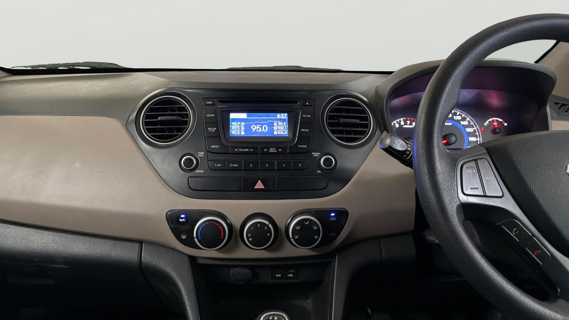 View 2015 Hyundai Grand i10 Sportz 1.2 Kappa Image 17 Used 2015 Hyundai Grand i10 Sportz 1.2 Kappa Image 17