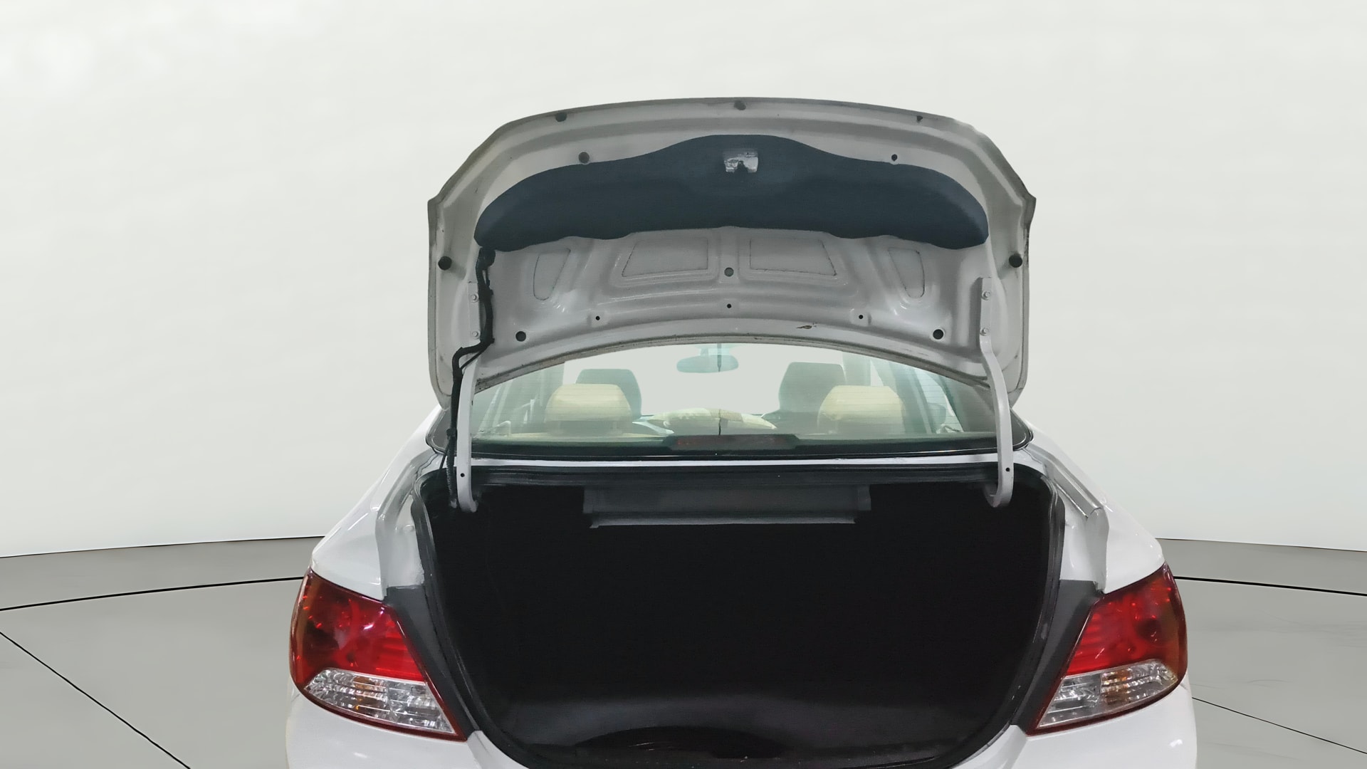 View 2014 Hyundai Fluidic Verna 1.6 CRDI SX Image 17 Used 2014 Hyundai Fluidic Verna 1.6 CRDI SX Image 17