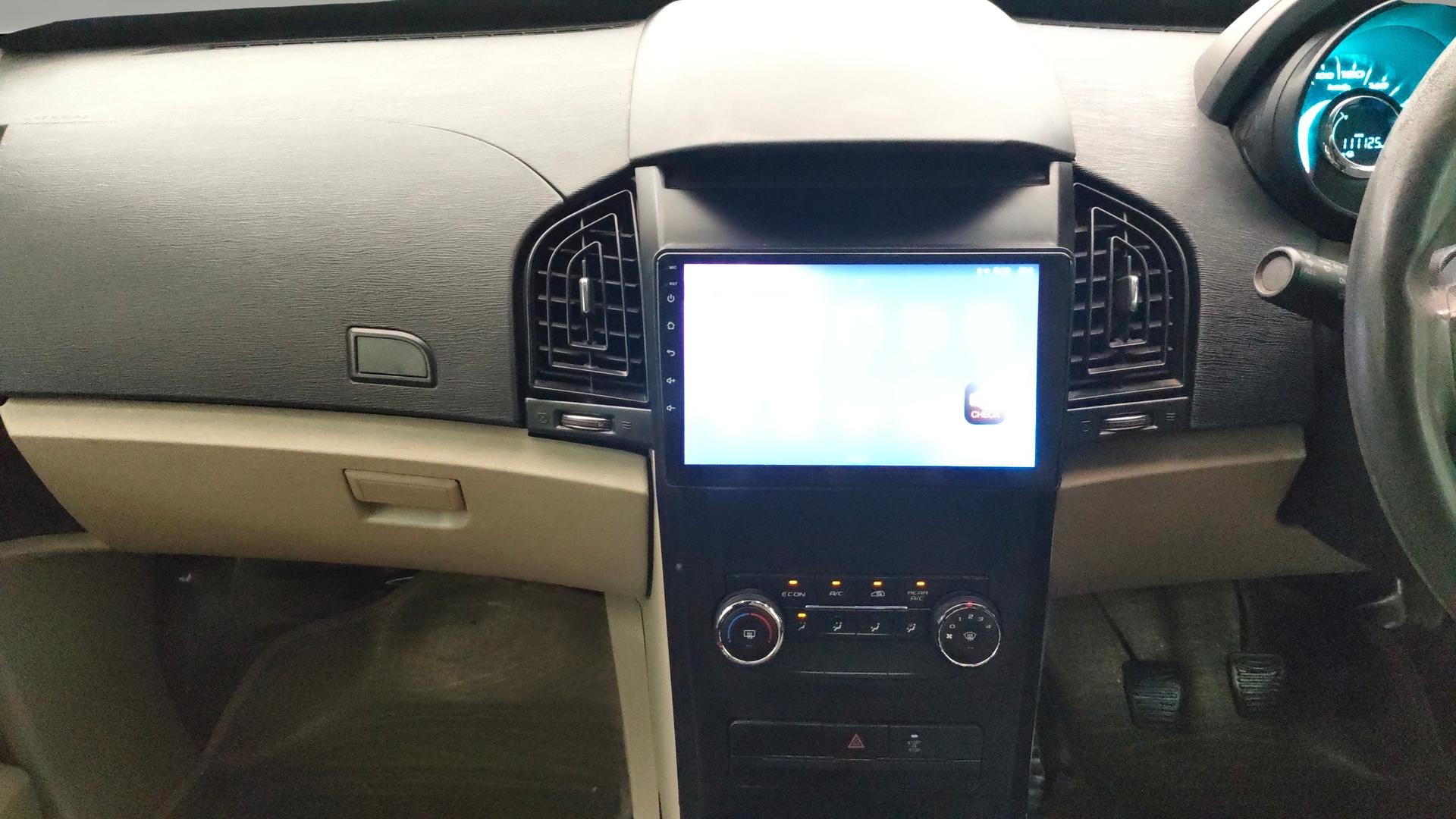 View 2016 Mahindra XUV500 W4 FWD Image 18 Used 2016 Mahindra XUV500 W4 FWD Image 18