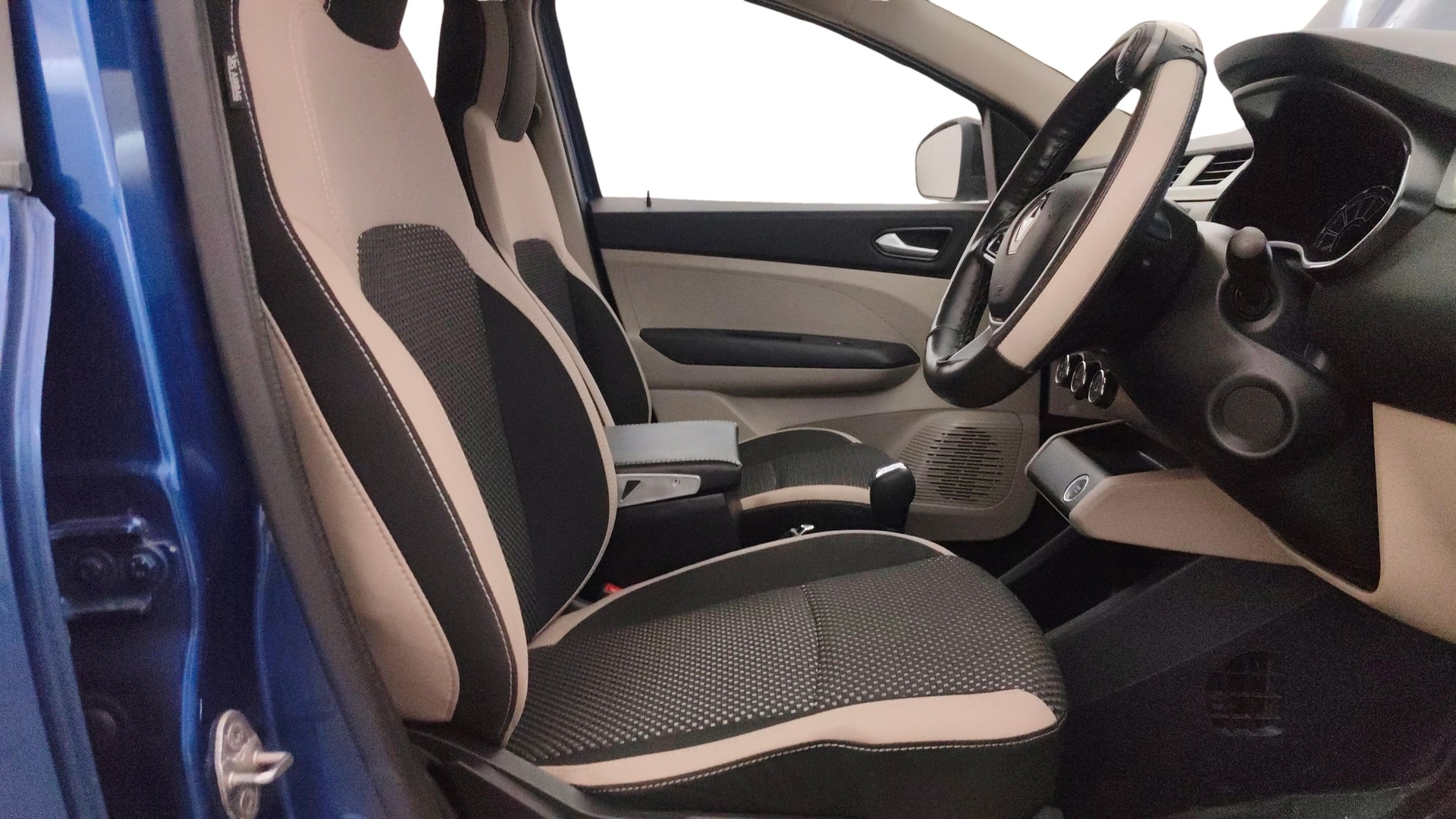 View 2022 Renault Triber RXZ AMT Dual Tone Image 27 Used 2022 Renault Triber RXZ AMT Dual Tone Image 27