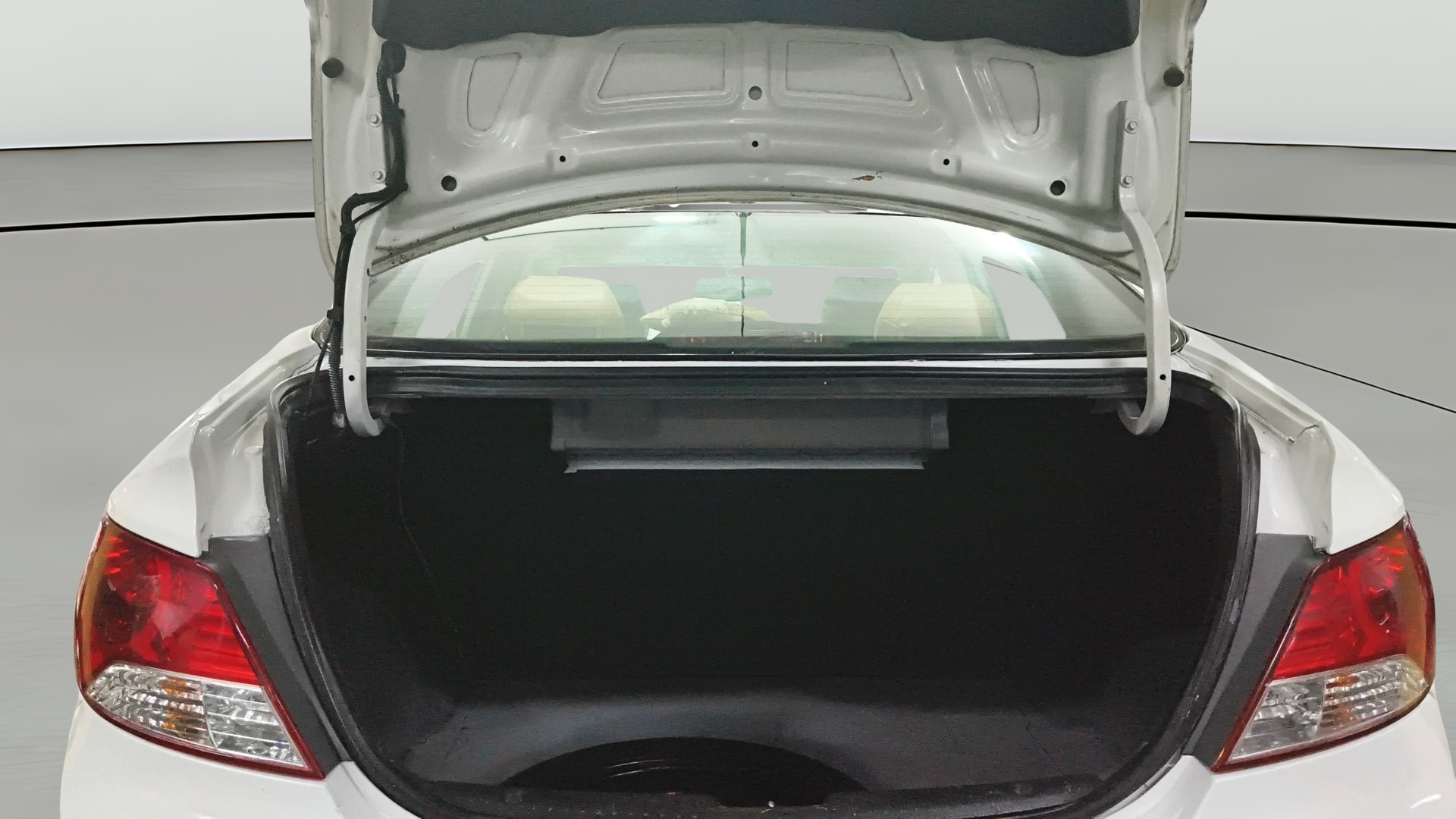 View 2014 Hyundai Fluidic Verna 1.6 CRDI SX Image 39 Used 2014 Hyundai Fluidic Verna 1.6 CRDI SX Image 39