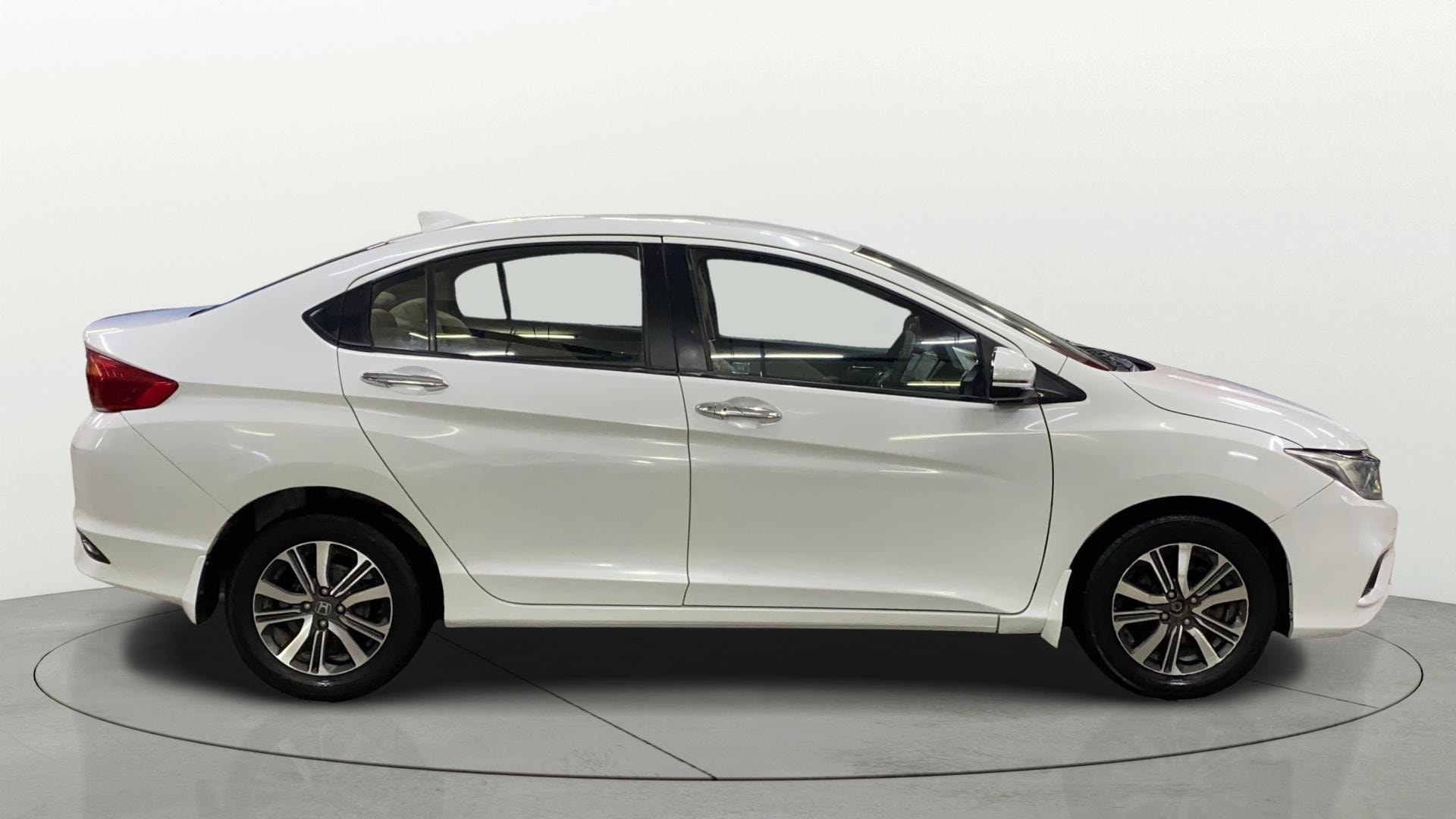 View 2018 Honda City ZX MT Diesel Anniversary Edition Image 9 Used 2018 Honda City ZX MT Diesel Anniversary Edition Image 9