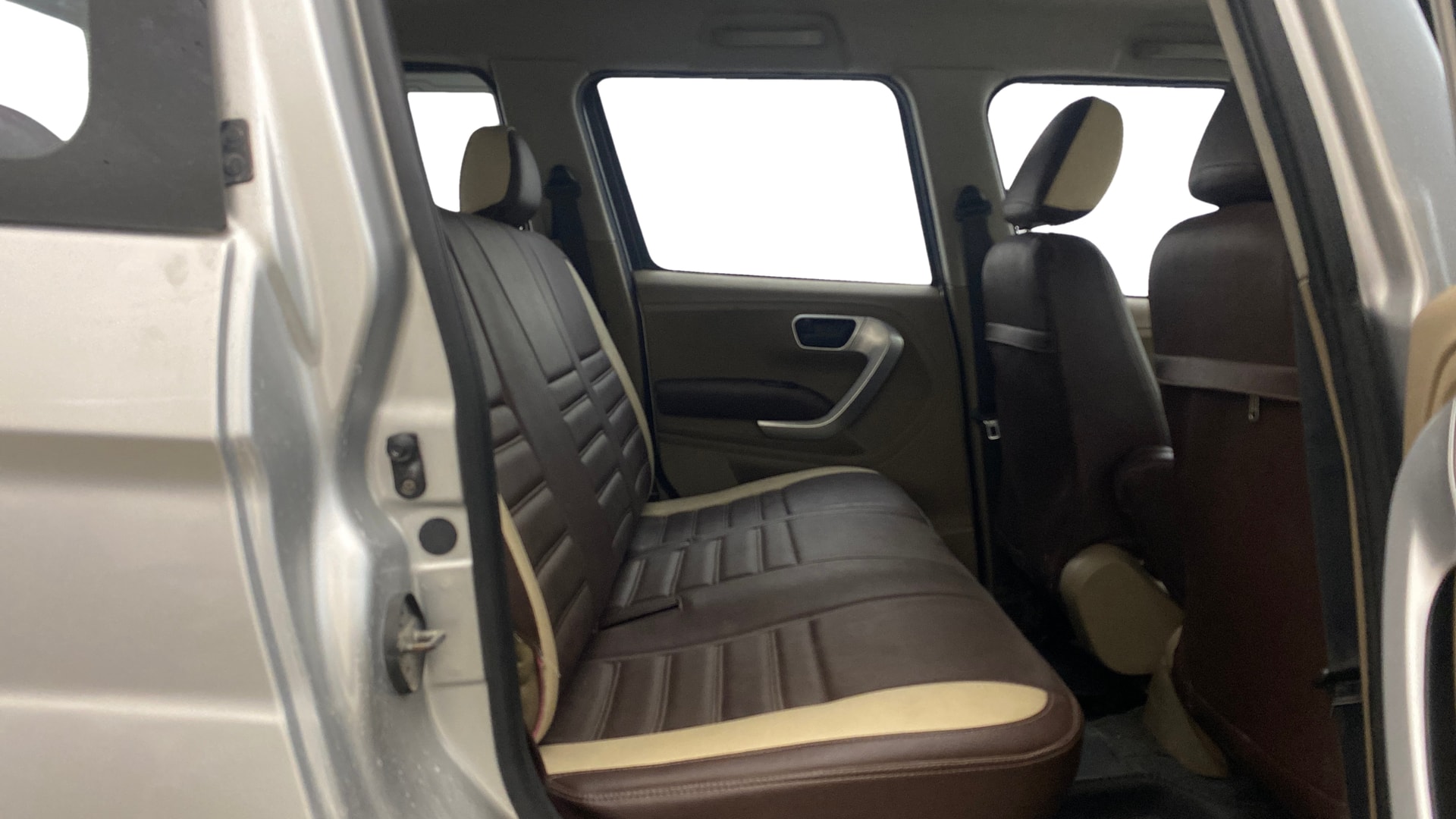 View 2018 Mahindra TUV300 T8 Image 28 Used 2018 Mahindra TUV300 T8 Image 28