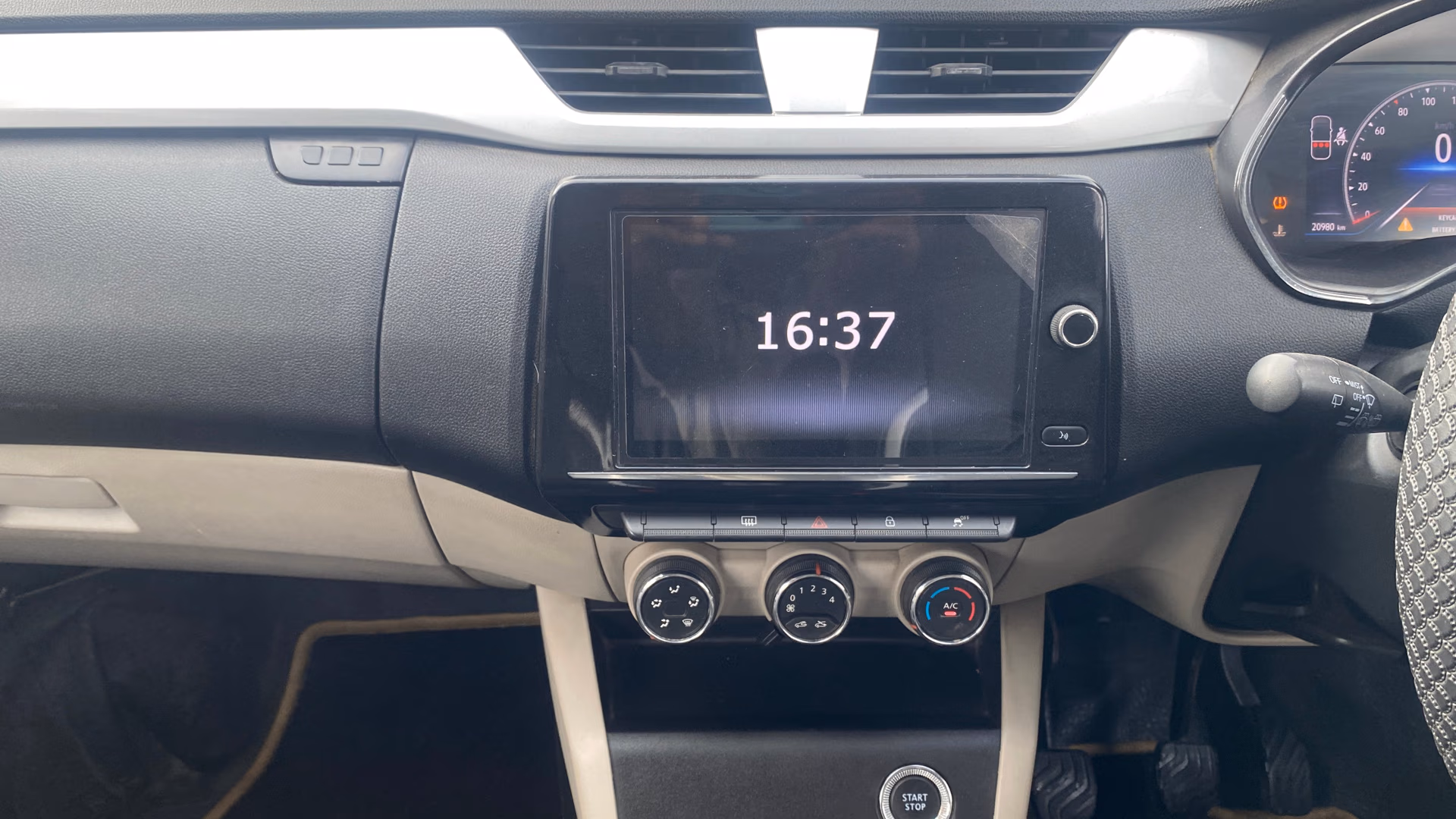 View 2024 Renault Triber RXZ Image 18 Used 2024 Renault Triber RXZ Image 18