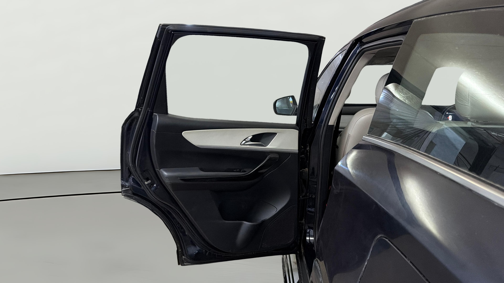 View 2023 Mahindra XUV700 MX Petrol 5 STR Image 23 Used 2023 Mahindra XUV700 MX Petrol 5 STR Image 23