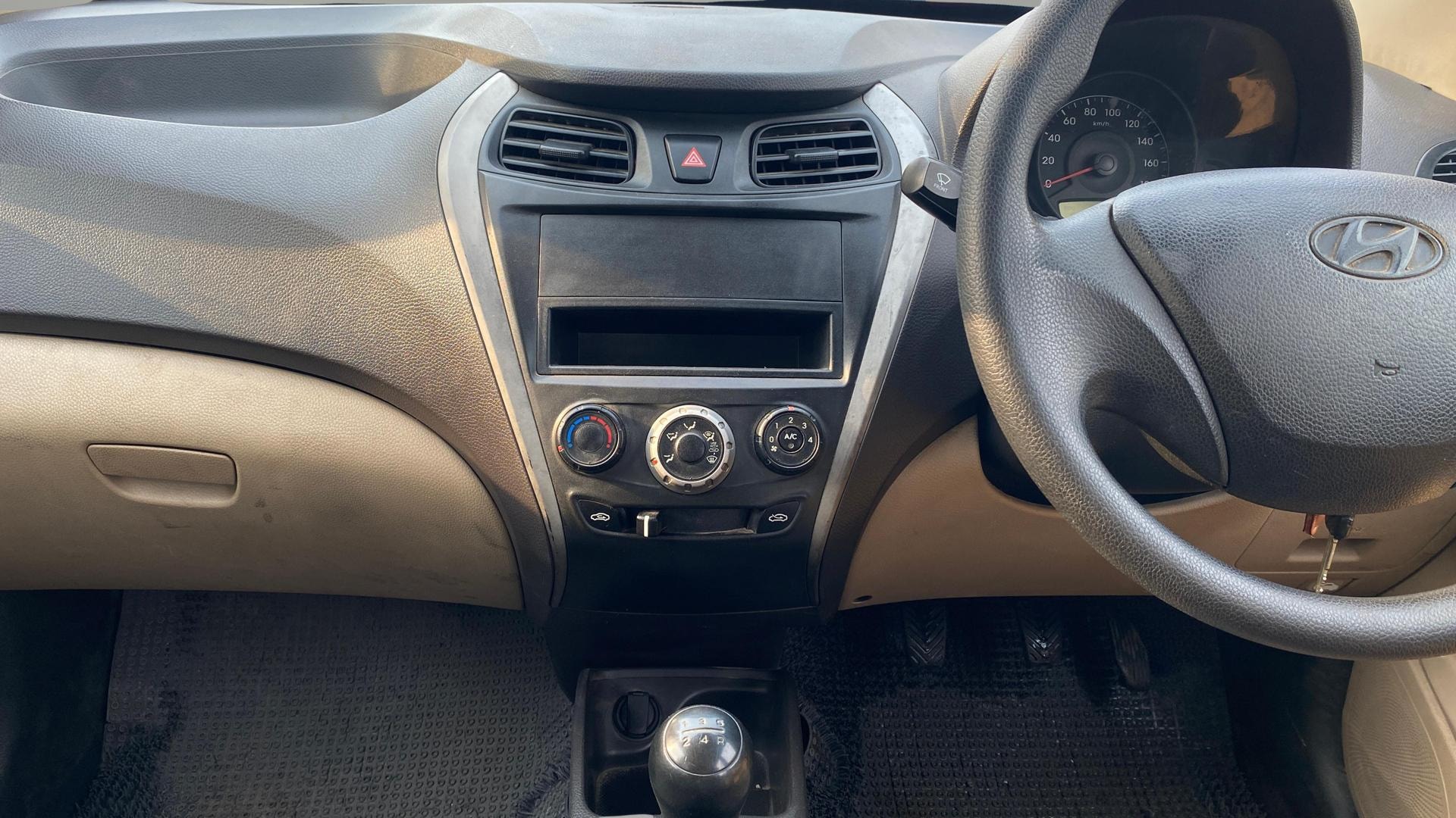 View 2013 Hyundai EON Era Plus Image 17 Used 2013 Hyundai EON Era Plus Image 17