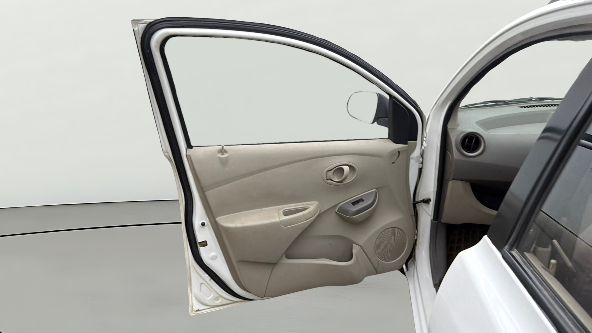 View 2014 Datsun Go T Image 30 Used 2014 Datsun Go T Image 30