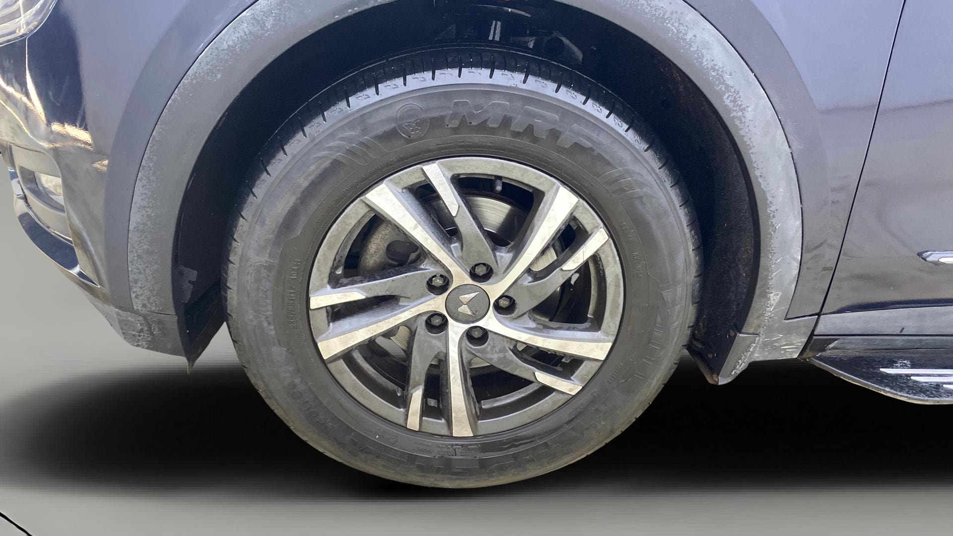 View 2023 Mahindra XUV700 MX Petrol 5 STR Image 29 Used 2023 Mahindra XUV700 MX Petrol 5 STR Image 29