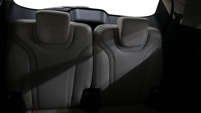 View Mahindra XUV700 Image 10 Used Mahindra XUV700 Image 10