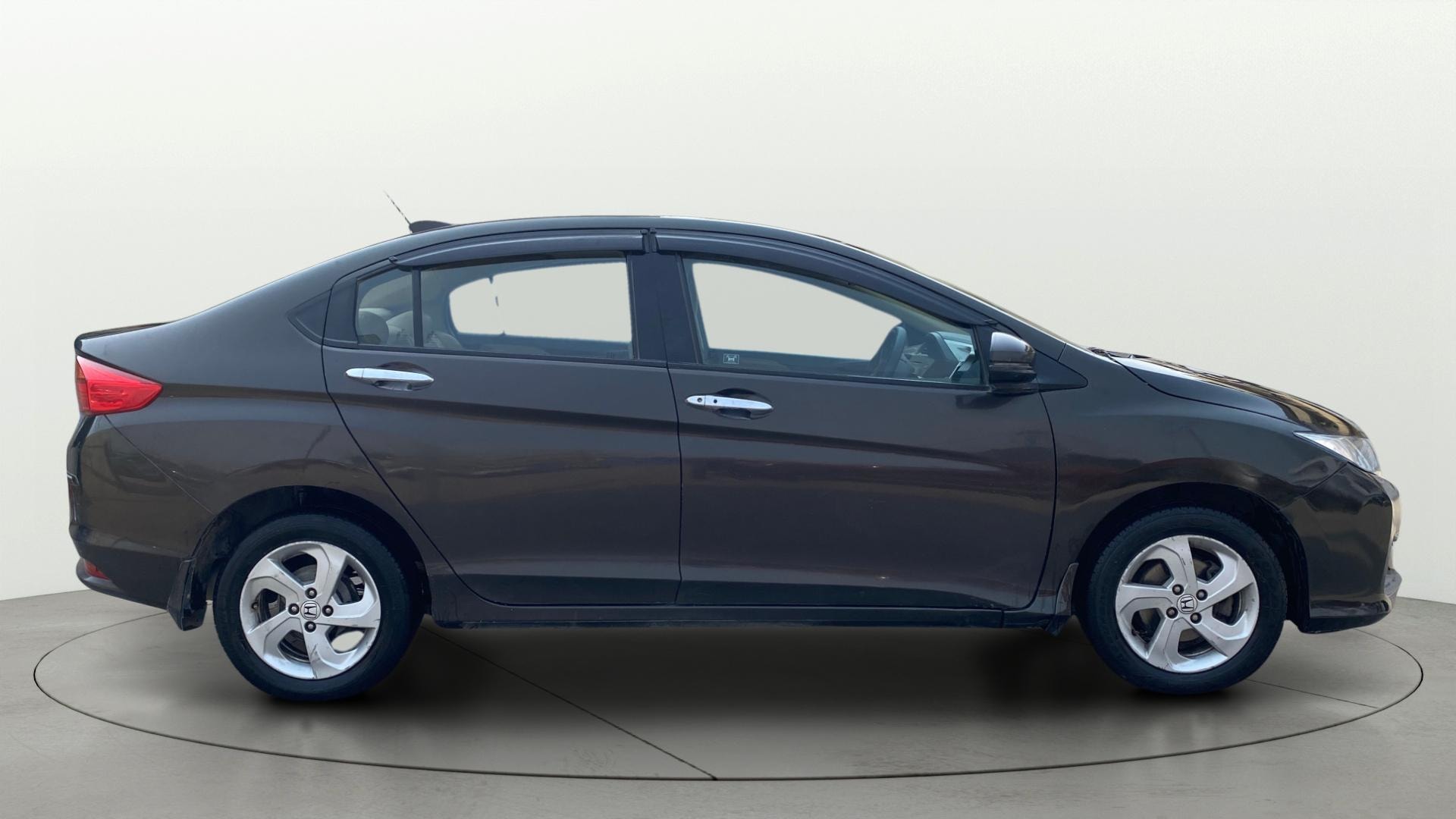 View 2015 Honda City ZX MT Diesel Anniversary Edition Image 9 Used 2015 Honda City ZX MT Diesel Anniversary Edition Image 9