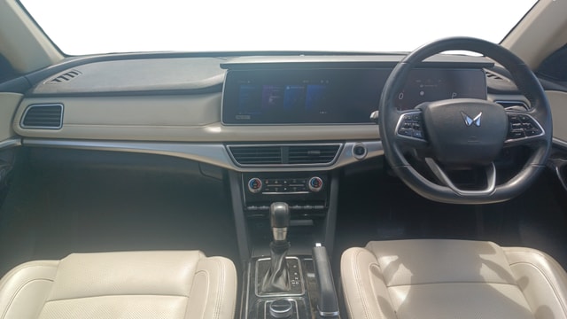 View Mahindra XUV700 Image 16 Used Mahindra XUV700 Image 16