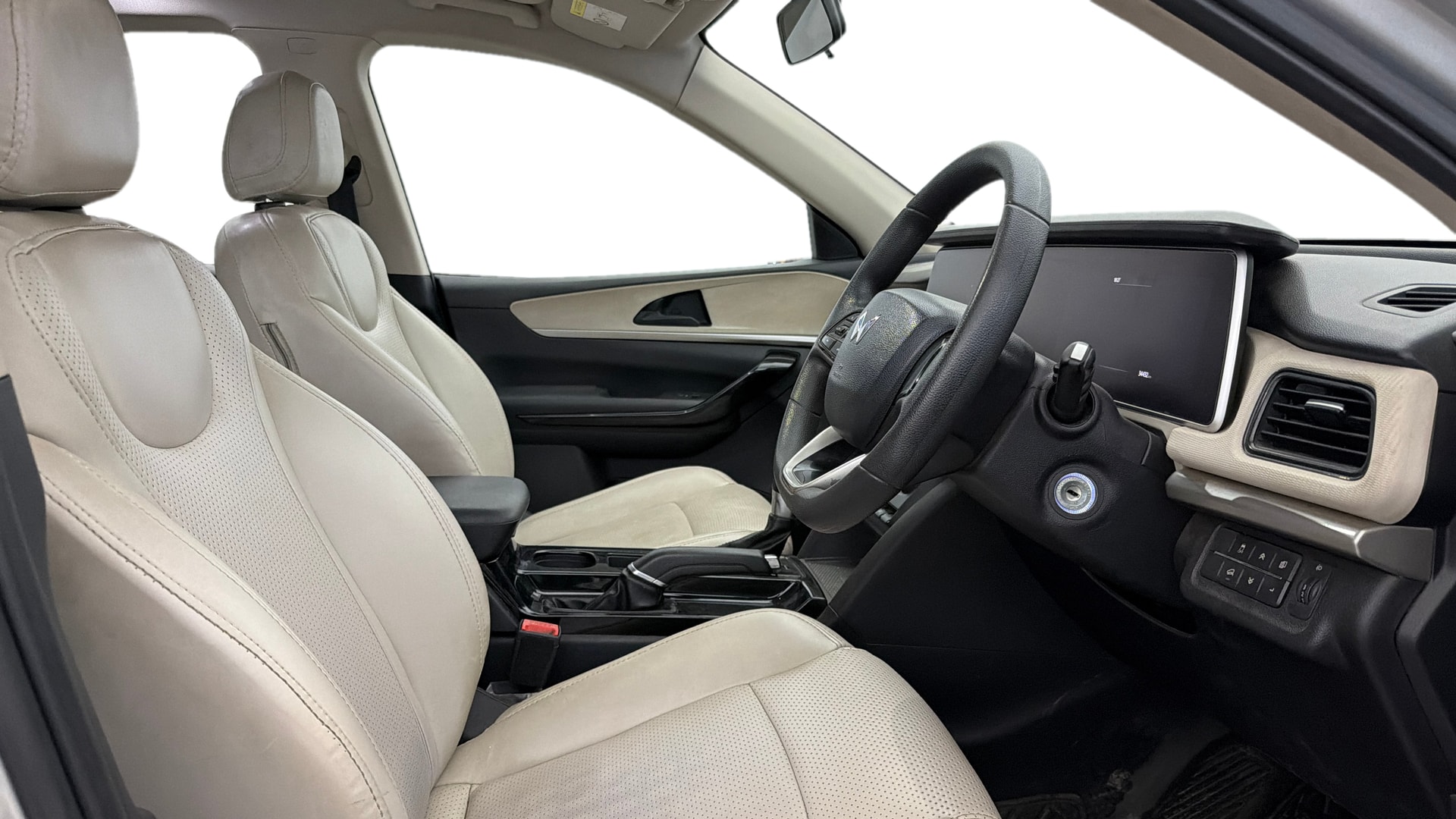View 2022 Mahindra XUV700 MX Petrol 5 STR Image 27 Used 2022 Mahindra XUV700 MX Petrol 5 STR Image 27