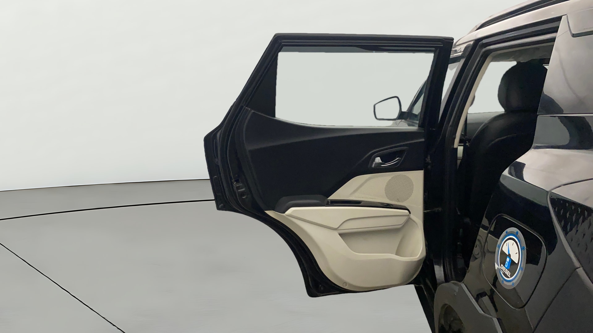 View 2025 Mahindra XUV 3XO AX5 1.5 Turbo Diesel Image 15 Used 2025 Mahindra XUV 3XO AX5 1.5 Turbo Diesel Image 15