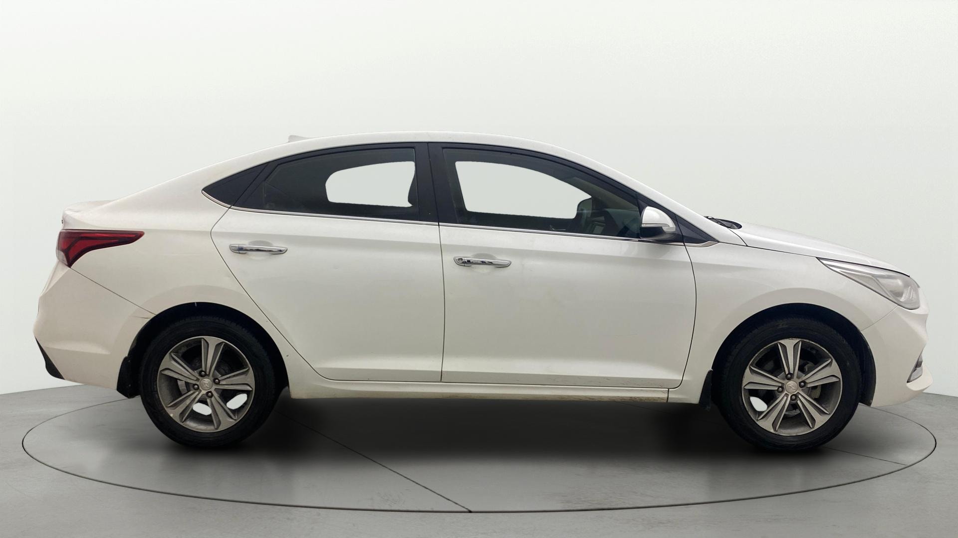 View 2019 Hyundai Verna 1.6 VTVT SX (O) AT Image 9 Used 2019 Hyundai Verna 1.6 VTVT SX (O) AT Image 9