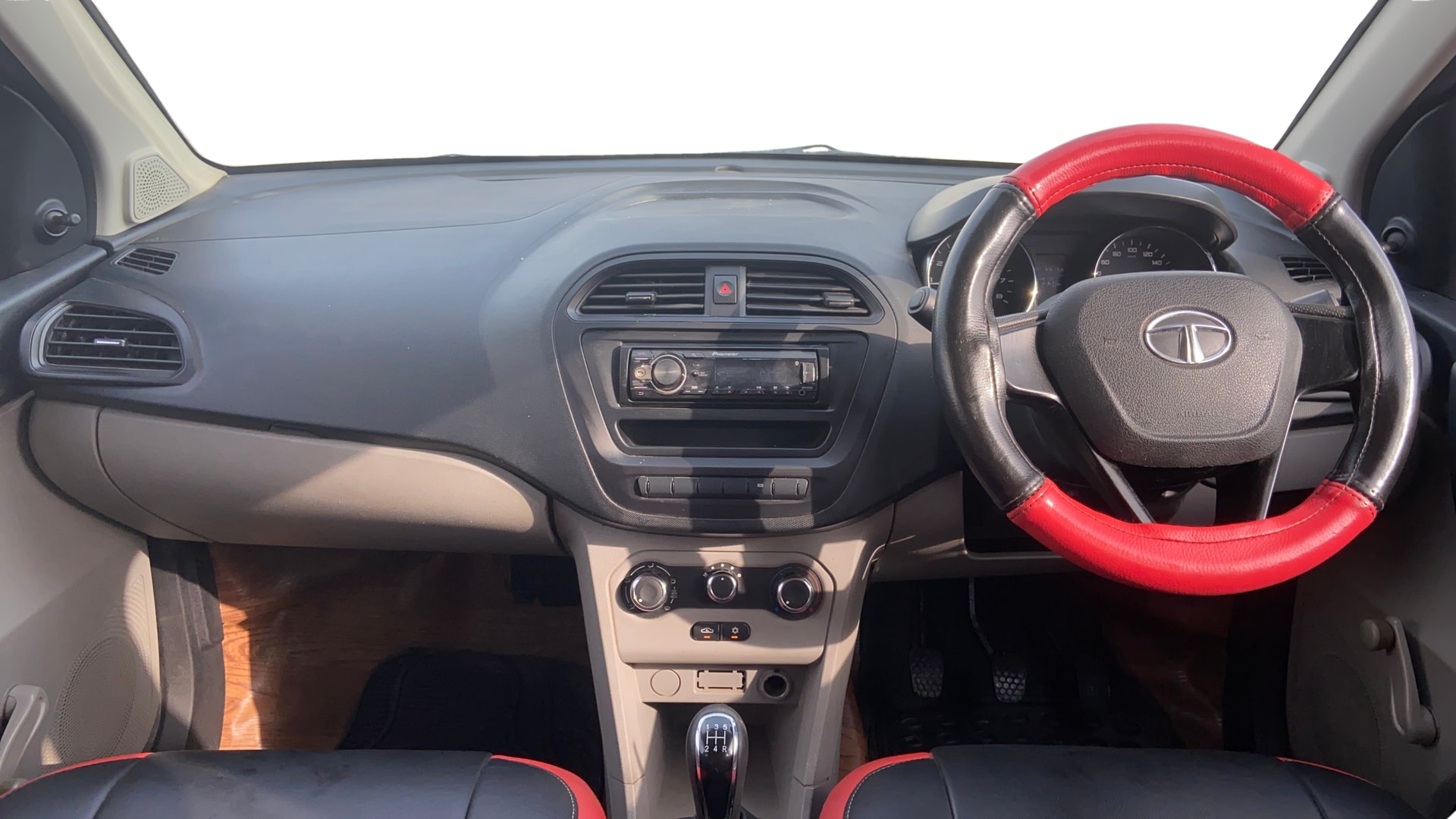 View 2020 Tata Tiago Revotorq XB Image 15 Used 2020 Tata Tiago Revotorq XB Image 15