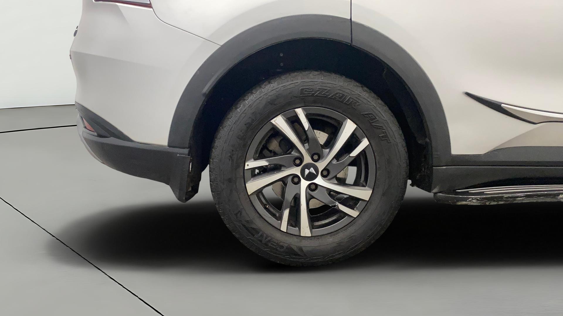 View 2022 Mahindra XUV700 MX Petrol 5 STR Image 25 Used 2022 Mahindra XUV700 MX Petrol 5 STR Image 25