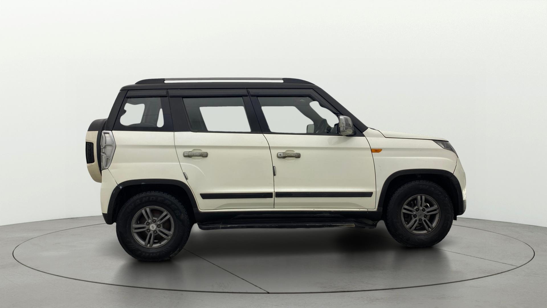 View 2019 Mahindra TUV300 T10 100HP Image 8 Used 2019 Mahindra TUV300 T10 100HP Image 8