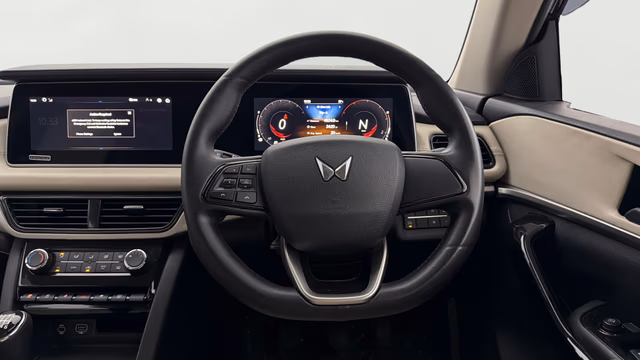 View Mahindra XUV700 Image 13 Used Mahindra XUV700 Image 13