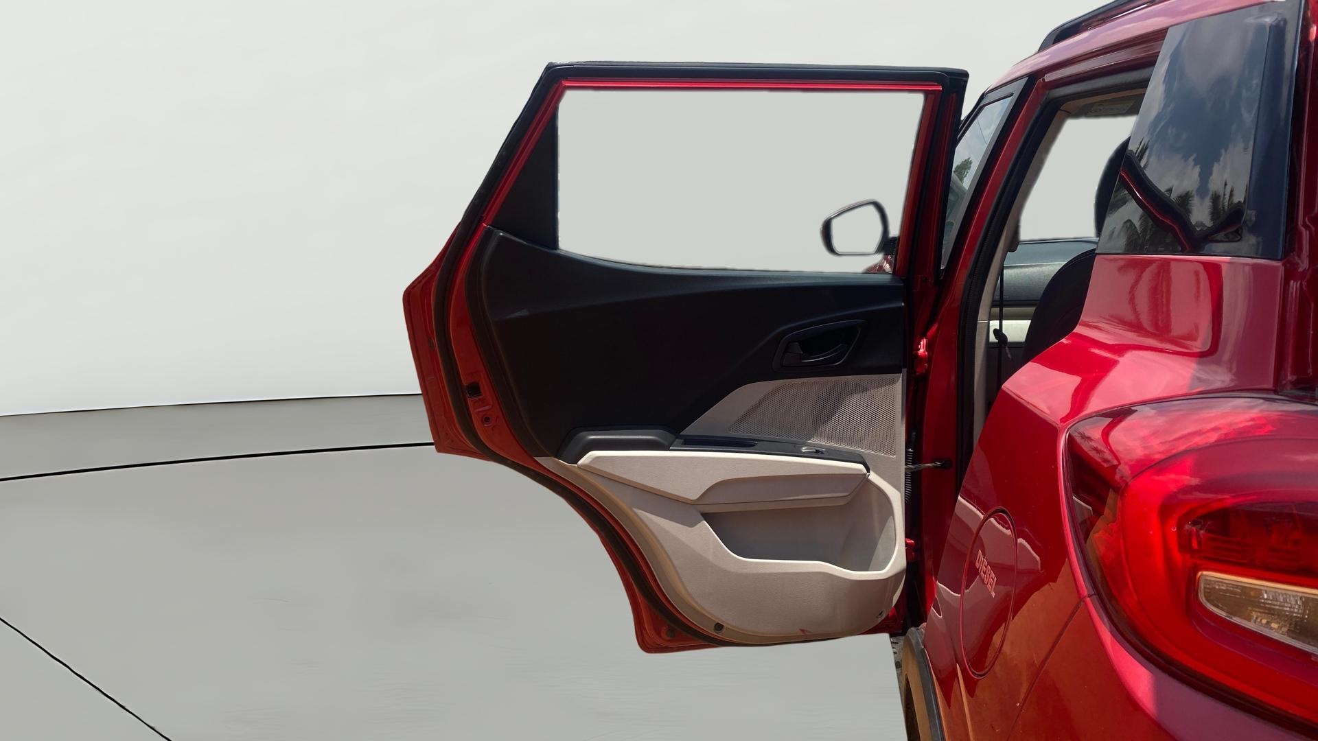 View 2019 Mahindra XUV300 W4 Petrol BS IV Image 22 Used 2019 Mahindra XUV300 W4 Petrol BS IV Image 22