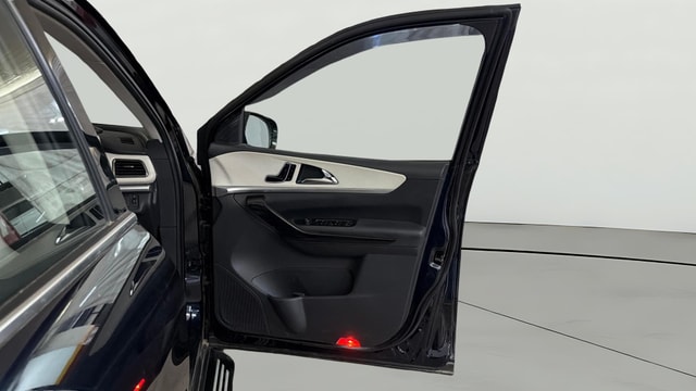 View Mahindra XUV700 Image 49 Used Mahindra XUV700 Image 49